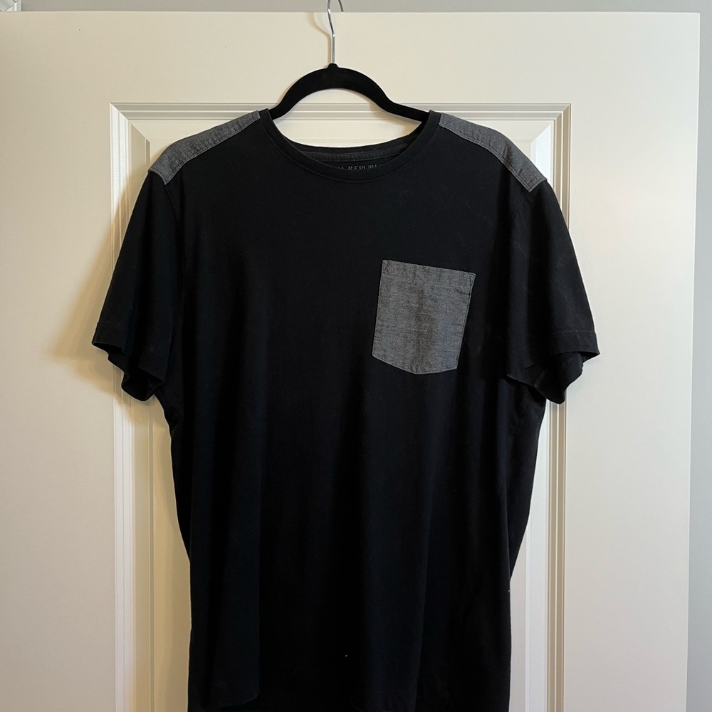 Banana republic black tee with grey pocket